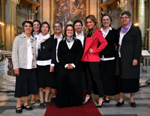 LOLA PONCE IN CONVENTO: UNA SHOWGIRL IN ABITI DA SUORA