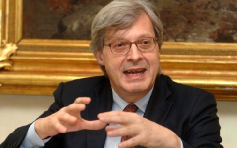 IL MIO CANTO LIBERO: SGARBI PENSA AGLI OSPITI E ALLO STUDIO IN VISTA DEL DEBUTTO (IL 18 MAGGIO?). FORSE LO AFFIANCHERA’ ANCHE MADALINA GHENEA
