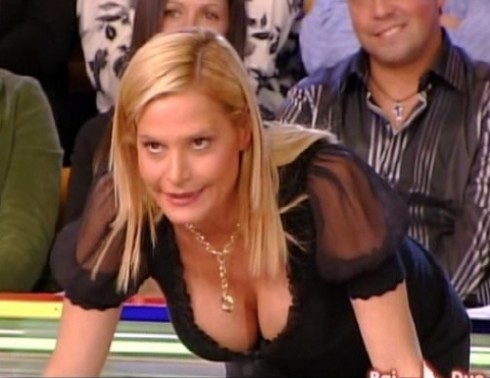 SIMONA VENTURA DA CASA DI PAOLA: “BELEN? NON SO NEANCHE CHI SIA. DI LEI NON ME NE FREGA NIENTE”.