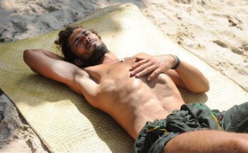 ISOLA DEI FAMOSI, NINA MORIC STUZZICA E THYAGO ALVES ALZA LA VOCE: “MEGLIO STARE ZITTO CHE SPARARE CAZZATE”