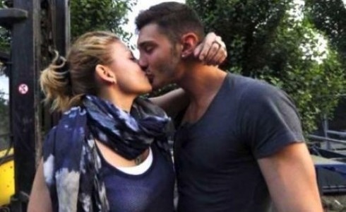 DOMENICA CINQUE: STEFANO DE MARTINO INFLUENZATO, SALTA L’OSPITATA. TRA GLI OSPITI ANCHE ELENA SANTARELLI