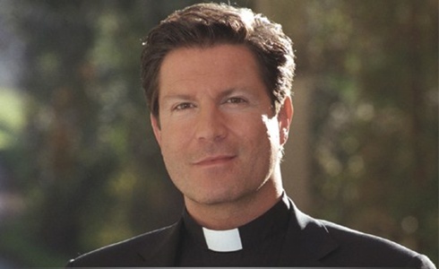 LE INDAGINI DI PADRE CASTELL: QUESTA SERA SU RETE 4 NUOVE AVVENTURE PER IL “DON MATTEO” TEDESCO