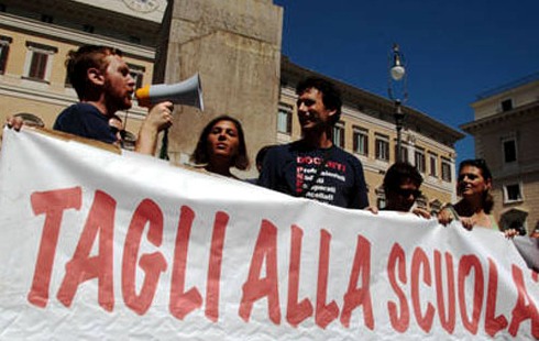 NON E’ MAI TROPPO TARDI: E’ POLEMICA PER LA PRESENZA DI PROFESSORI PRECARI NEL REALITY DI CANALE 5