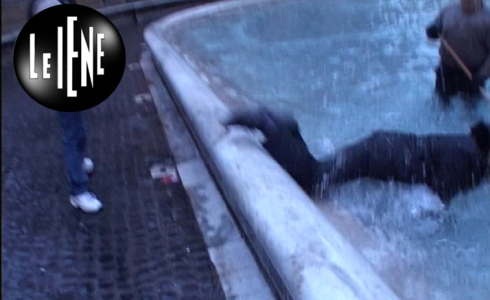 LE IENE SMASCHERANO I LADRI DI MONETINE DELLA FONTANA DI TREVI: GETTATO IN ACQUA L’INVIATO FILIPPO ROMA.