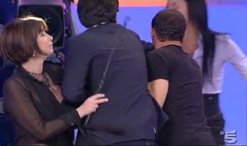 UOMINI E DONNE: CLIMA DA SALOON IN TRASMISSIONE. DILETTA E TINA CERCANO DI AGGREDIRE LA PROVOCATRICE BUBI.