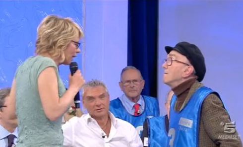 UOMINI E DONNE: MARIA FA LA ‘BADANTE’ DEGLI OVER MA NON PRENDE PIU’ ORDINI DA ARNALDO