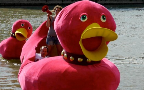 SEX EDUCATION SHOW: UN LETTO MATRIMONIALE AL CENTRO DI UNA PIAZZA PER RACCONTARE IL SESSO SENZA SEGRETI