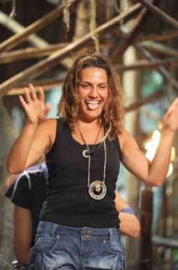 ROBERTA ALLEGRETTI A DM: “CHE I VIP NON SI LAMENTASSERO, LORO ERANO PAGATI PER STARE SULL’ISOLA, IO NO. THYAGO MI HA DETTO CHE SE L’AVESSI CORTEGGIATO…”