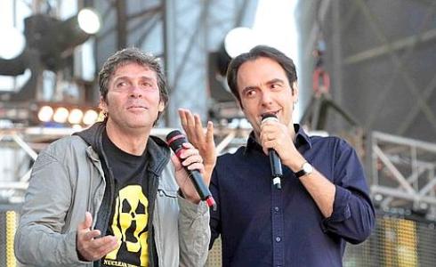CONCERTO DEL PRIMO MAGGIO TRA PAR CONDICIO, SATIRA E SPETTACOLO. NERI MARCORE’ E LUCA BARBAROSSA CANTANO “IMMUNITA'” (VIDEO)