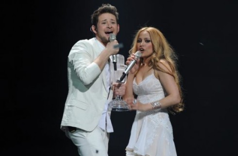 EUROVISION SONG CONTEST: RAPHAEL GUALAZZI A SORPRESA AL SECONDO POSTO DIETRO L’AZERBAIJAN (VIDEO). CARRA’ PROMOSSA, OSPITI BOCCIATI