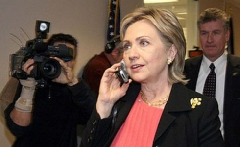 IN 1/2 ORA HILLARY CLINTON ANNUNCIA: “I BUNKER DI GHEDDAFI BERSAGLI LEGITTIMI”. DOMANI L’INTERVISTA SU RAI3