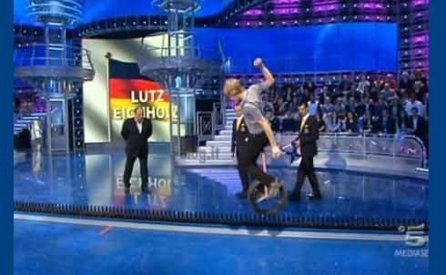 ASCOLTI TV DI GIOVEDI 5 MAGGIO 2011: LO SHOW DEI RECORD CHIUDE AL 22%. ANNOZERO (19.55%) SUPERA UN MEDICO IN FAMIGLIA (18.7%). UMAN ALLE 14 TOCCA IL 10.55%, ALLE 18 IL 4%