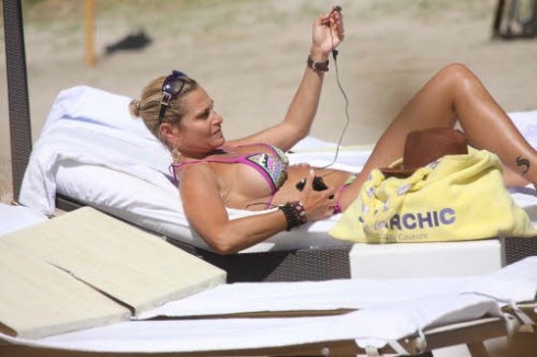 COLPI DI SOLE: LA MONA ANCORA NEL PALLONE. MARIA D’ELIA “TRADISCE” LA VENIER. LIGUORI VS D’URSO