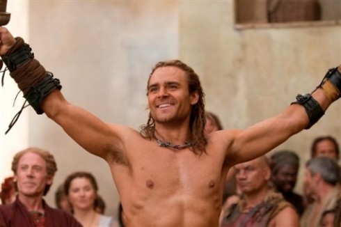 SPARTACUS – GLI DEI DELL’ARENA: ARRIVA IN DUPLICE VERSIONE (EDULCORATA E INTEGRALE) IL PREQUEL DELLA SERIE CULT DI SKYUNO