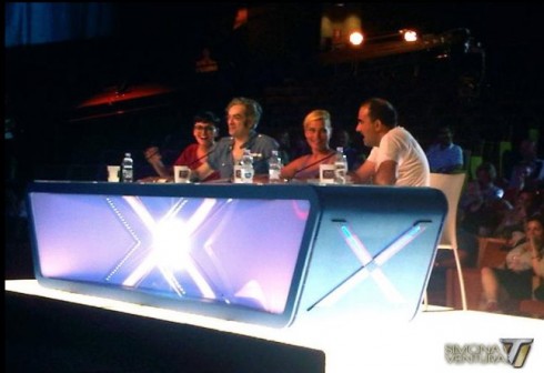 X FACTOR 5 A TRENTO, IL DIETRO LE QUINTE: ARISA SORPRENDE IL PUBBLICO E SI GUSTA IL VINO BIANCO