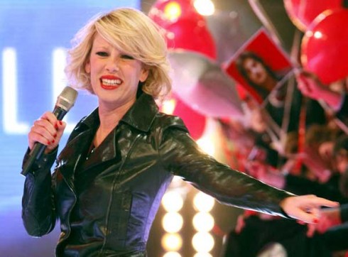 GRANDE FRATELLO 12, SIGLA D’APERTURA CERCASI. LA MARCUZZI VUOLE MOVES LIKE JAGGER