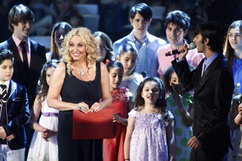 TI LASCIO UNA CANZONE TORNA DOMANI SU RAI1. ANTONELLA CLERICI: “SIAMO INDEBOLITI”. OSPITI VIRNA LISI, BEPPE FIORELLO E GINO PAOLI