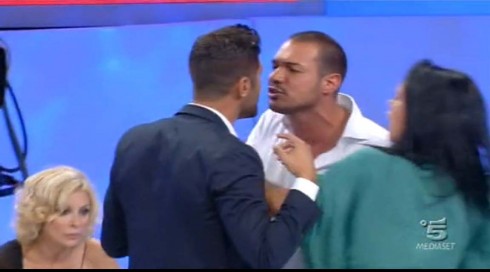 UOMINI E DONNE: RISSA SFIORATA TRA MARCO MELONI E LEONARDO GRECO (VIDEO)