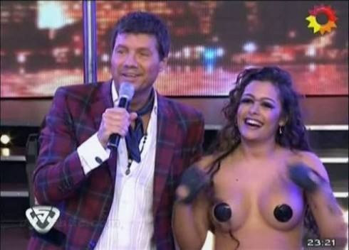 LARISSA RIQUELME INFIAMMA BAILA(NDO POR UN SUENO). E SE TGCOM SMONTA LA DIFESA…