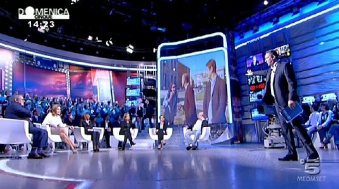 GABRIELE PAOLINI IRROMPE A DOMENICA CINQUE CONTRO EMILIO FEDE E SILVIO BERLUSCONI
