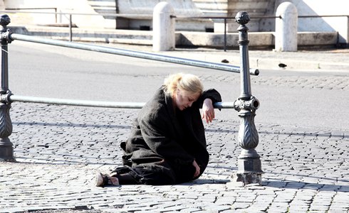 LA DONNA CHE RITORNA: VIRNA LISI NEI PANNI DI UNA SMEMORATA DA QUESTA SERA SU RAI1