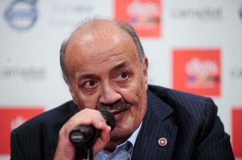 MAURIZIO COSTANZO SI DA’ AL DIETRO LE QUINTE