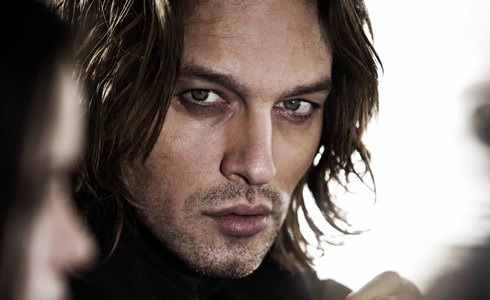 VISO D’ANGELO: GABRIEL GARKO NEL NUOVO THRILLER DI CANALE 5