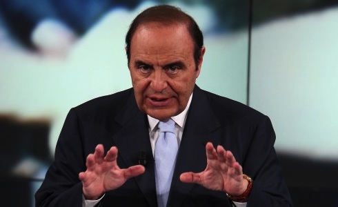 BRUNO VESPA INSULTATO AL TEATRO VALLE: “VENDUTO, LA RAI E’ UN SERVIZIO PUBBLICO” (VIDEO)