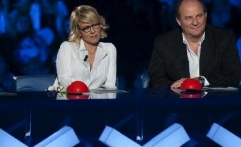 LA SFIDA DEL SABATO: AMENDOLA E SCOTTI A C’E’ POSTA PER TE, LA CLERICI SI DEVE ACCONTENTARE DI IVANA SPAGNA, MAL E MOUSSIER TOMBOLA