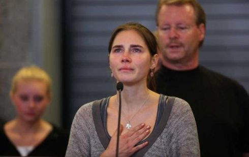 AMANDA KNOX E’ GIA’ UNA STAR IN AMERICA. ECCO COM’E’ STATA ACCOLTA IN AEROPORTO