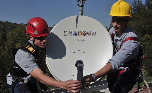 SKY FESTEGGIA 5 MILIONI DI ABBONATI, MA L’ITALIA RIMANE L’ULTIMA RUOTA DEL CARRO DI NEWS CORP.