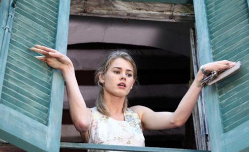 LA RAGAZZA AMERICANA: FICTION VECCHIA E BANALE