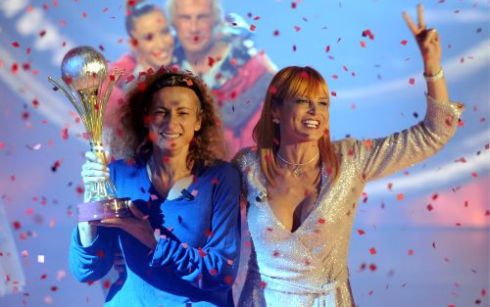 ISOLA DEI FAMOSI 9: VLADIMIR LUXURIA CONDUTTRICE CON NICOLA SAVINO? L’EX NAUFRAGA A DM: ‘NO COMMENT’