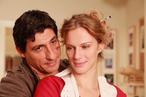 ASCOLTI TV DI DOMENICA 6 NOVEMBRE 2011: VINCE TUTTI PAZZI PER AMORE (17.14 – 19.13%). REPORT (14.74%) BATTE ANCORA DISTRETTO (13.35%). CUCCARINI SOPRA LA PANICUCCI, LA CABELLO CROLLA AL 7.4%