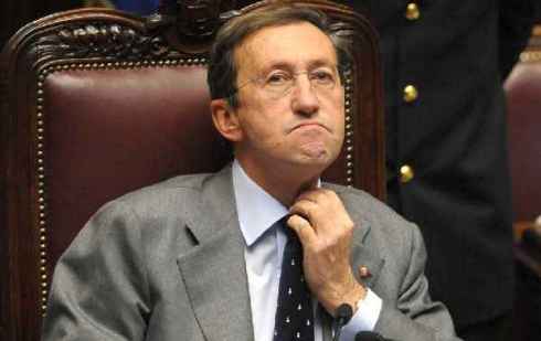 GIANFRY, ORA NON TI DIMETTI? STRISCIA LA NOTIZIA INCHIODA FINI