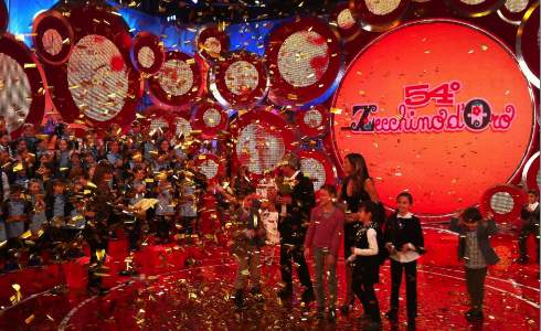 MICHELA MARIA PERRI E ENRICO TURETTA VINCONO IL 54° ZECCHINO D’ORO CON ‘UN PUNTO DI VISTA STRAMBO’ (TESTO)