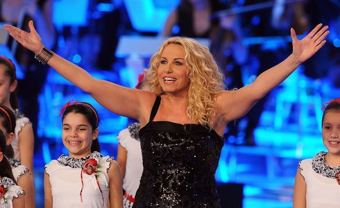 ASCOLTI TV DI SABATO 10 DICEMBRE 2011: VINCE IL MEGLIO DI TI LASCIO UNA CANZONE (16.8%), TI AMO IN TUTTE LE LINGUE DEL MONDO SI FERMA AL 12.98%. AMICI AL 21.07%