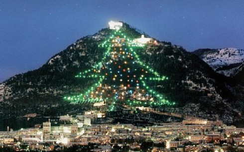 RAI 1 IN DIRETTA CON GUBBIO PER L’ACCENSIONE DELL’ALBERO DI NATALE PIU’ GRANDE DEL MONDO