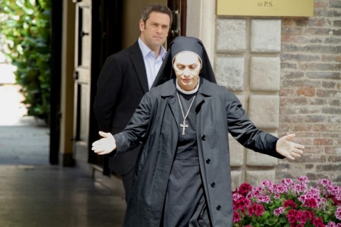 ASCOLTI TV DI GIOVEDI 15 DICEMBRE 2011: CHE DIO CI AIUTI DEBUTTA AL 25% (7,3 – 6,3 MLN). SOLO IL 13% PER IO E MARILYN. SANTORO (6.89%) SOPRA PIAZZAPULITA (6.35%)