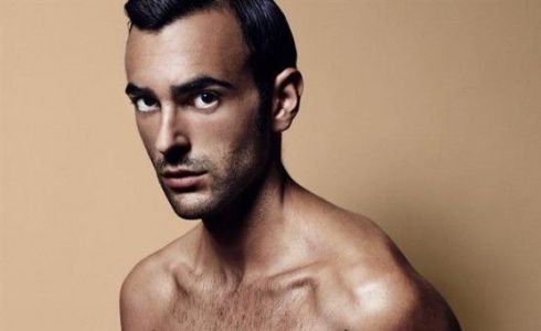 LA SFIDA DELLA DOMENICA: MAURIZIO COSTANZO E CHRISTIAN DE SICA NEL DUE CONTRO TUTTI. DE GREGORI E MENGONI DA PIROSO, FABIO VOLO DALLA CABELLO