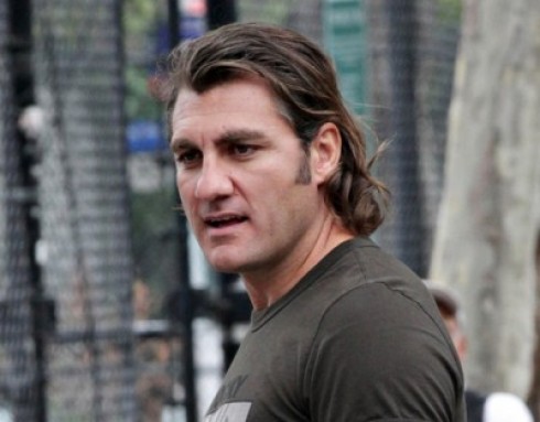 CHRISTIAN VIERI, BALLANDO PER RICONQUISTARE IL PUBBLICO.