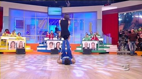 AMICI 11, OTTAVA PUNTATA DEL 14 GENNAIO 2012 LIVE SU DM: VINCONO ANCORA I BLU. CHIARA ENTRA NELLA SCUOLA, MA QUALCUNO DOVRA’ LASCIARLE IL BANCO