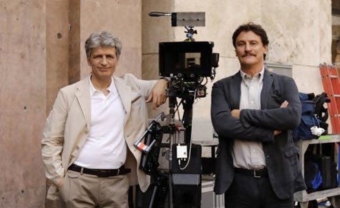 FAMIGLIA ITALIANA STRIZZA L’OCCHIO AI SUCCESSI DEL CINEMA E DIVENTA BENVENUTI A TAVOLA – NORD VS SUD.