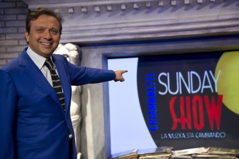 CHIAMBRETTI SUNDAY SHOW: ABBANDONATE LE MONOGRAFIE MUSICALI, PIERINO TORNA SU ITALIA1 PORTANDO IL SUO ‘NIGHT’ IN PRIME TIME
