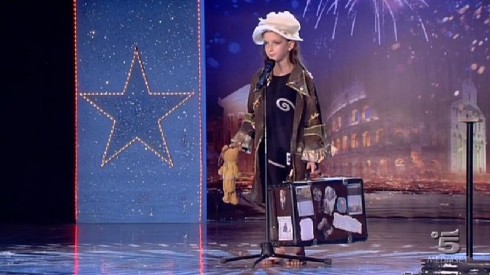 ITALIA’S GOT TALENT 2012: SYRIA LUONGO, 9 ANNI, VIVE PER STRADA E SBALORDISCE I GIUDICI