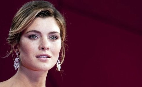 ALTRI TEMPI: VITTORIA PUCCINI DICHIARA GUERRA ALLA PROSTITUZIONE