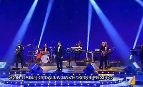 THE SHOW MUST GO OFF: ELIO E LE STORIE TESE IRONIZZANO SULLA COSTA CONCORDIA (VIDEO)