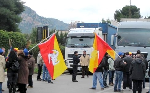 MOVIMENTO DEI FORCONI: LA SICILIA E’ IN RIVOLTA. MA LA TV ARRIVA IN RITARDO