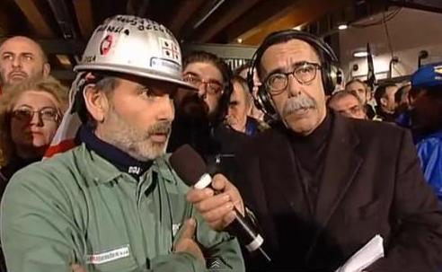 SERVIZIO PUBBLICO, L’OPERAIO INSULTA CASTELLI: NON MI DEVI ROMPERE I COGLIONI! (VIDEO)