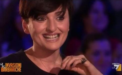 ARISA ALLE INVASIONI BARBARICHE: BELEN HA FATTO BENE, SE AVESSI IL SUO FISICO SVENTOLEREI TUTTO QUELLO CHE HO (VIDEO)